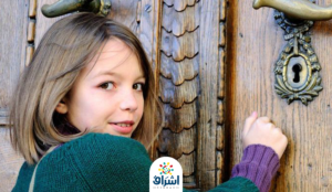 طفلة صغيرة يطرق الباب